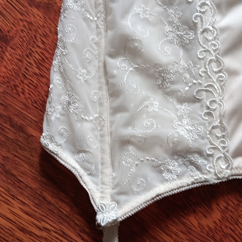 Corset - Picture 3 of 11